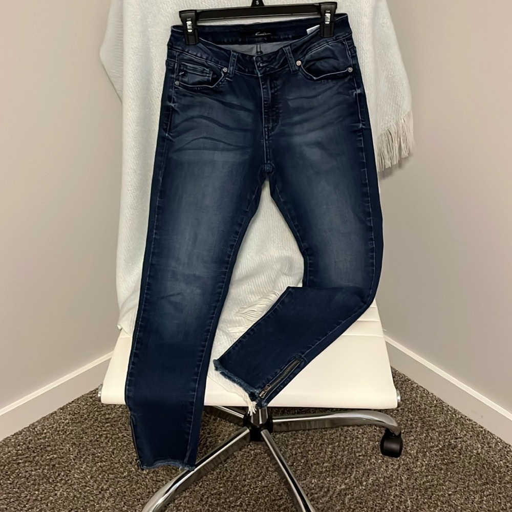 KanCan zmjean. Zipper at ankle.